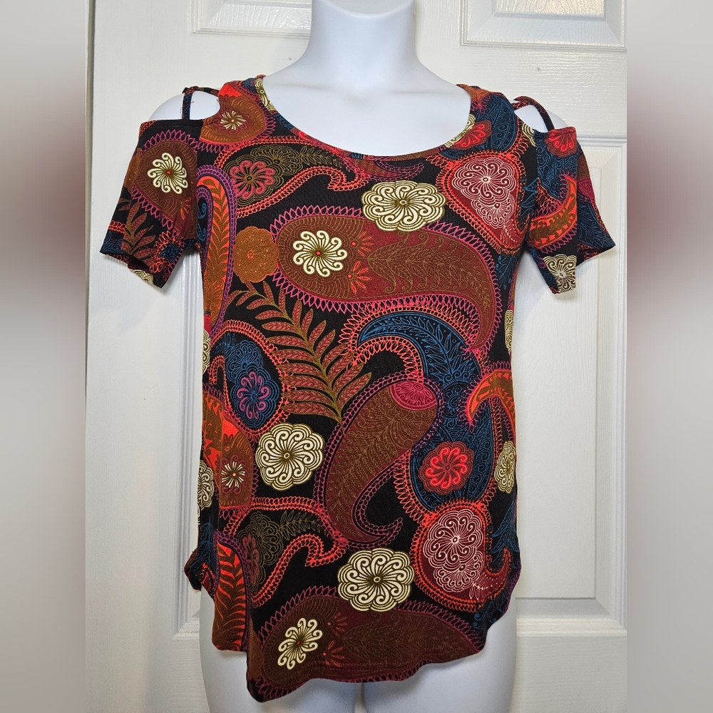 iGENJUN, Colorful Paisley Cold Shoulder Top. Size: M